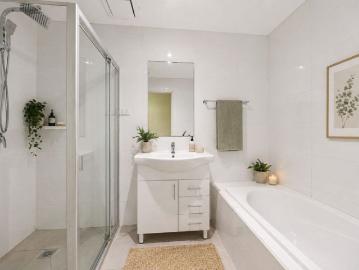 Spacious Townhouse Style Apartment with NE Courtyard & Floorboards