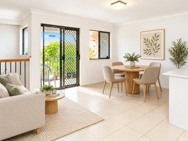 Spacious Townhouse Style Unit with Potential for Two Living Areas in Woolloongabba