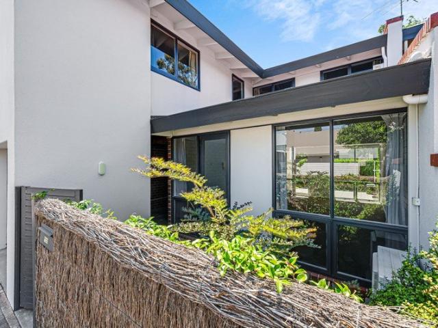 Spacious Townhouse Stones Throw to Hutt St