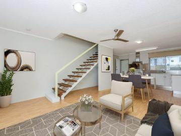 SPACIOUS TOWNHOUSE WALKING DISTANCE TO SHOPS!