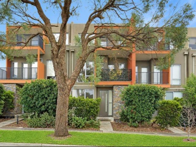 Spacious Townhouse with 3 bedrooms and a study!