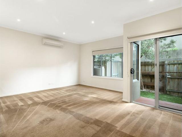 Spacious Townhouse with 3 bedrooms and a study!