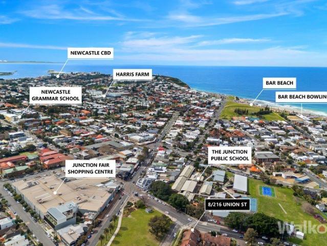 Spacious townhouse with The Junction at your door & beaches nearby