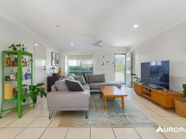 Spacious Townhouse with Three Bathrooms and Private Entertaining Deck