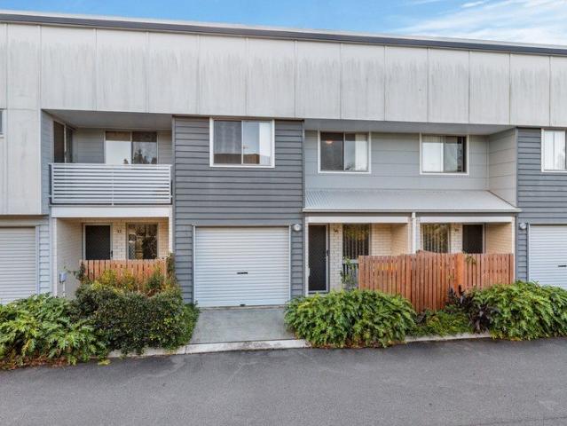 SPACIOUS TOWNHOUSE WITH TWO ENSUITES & MULTIPLE LIVING ZONES