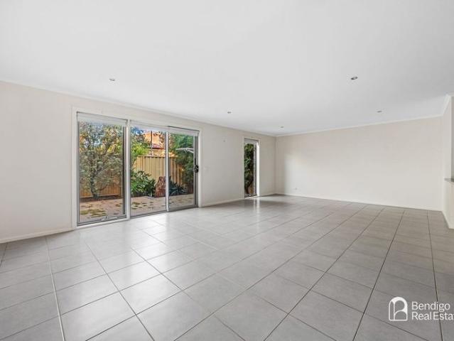 SPACIOUS TOWNHOUSE WITH TWO LIVING AREAS IN FLORA HILL
