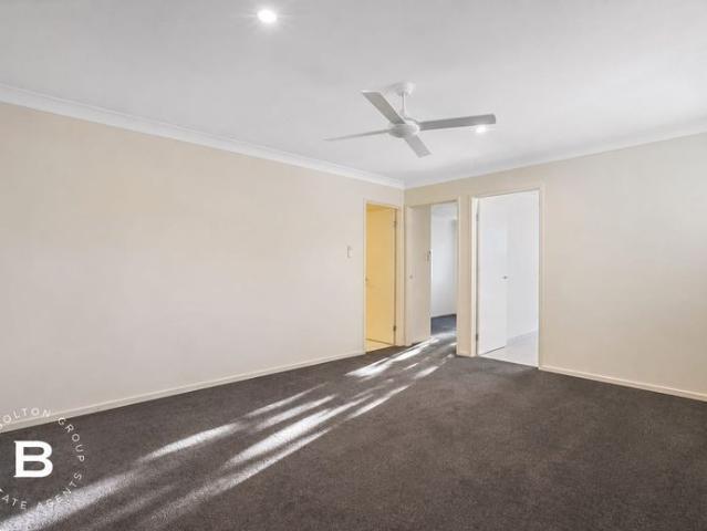 Spacious Townhouse with Two Living Areas, Pool & BBQ Facilities