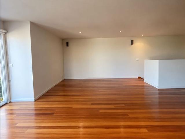 SPACIOUS TOWNHOUSE WITH VIEWS!