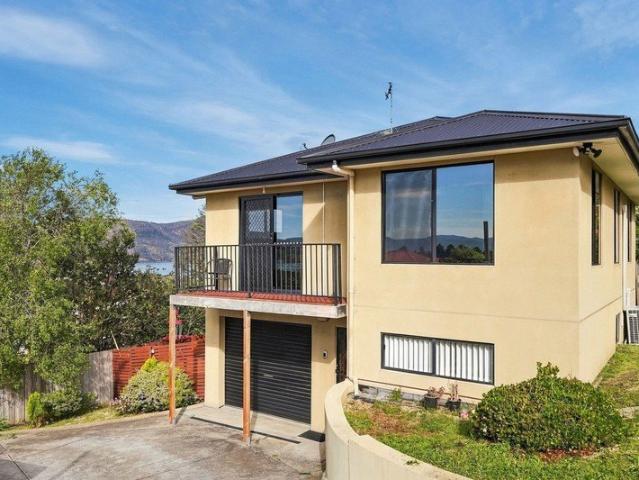 Spacious townhouse with water views