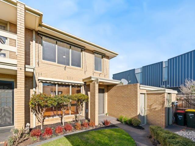Spacious Townhouse with a Huge Private Courtyard in a Prime Lifestyle Location