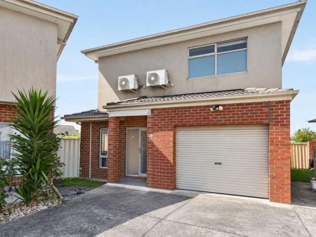 Spacious Townhouse with a Private Backyard