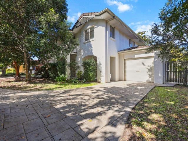 Spacious Townhouse with an Exceptional Backyard in an Unbeatable Runcorn Location