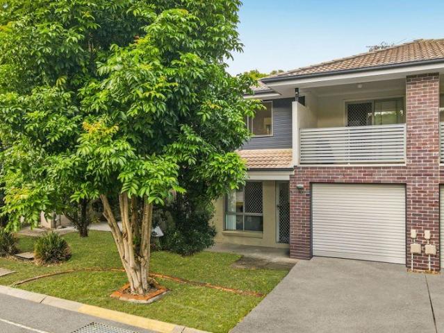 Spacious Townhouse with Bonus Second Living Area