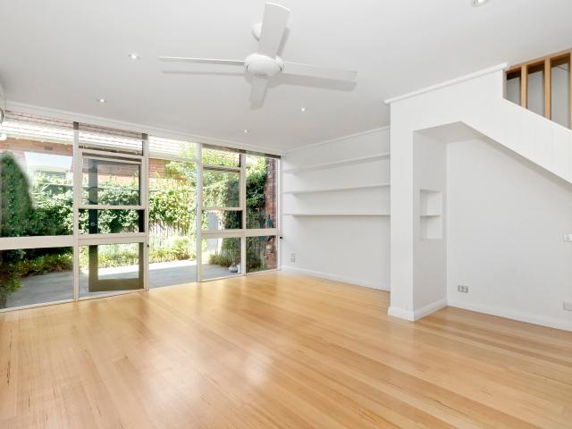 Spacious Townhouse With Courtyard