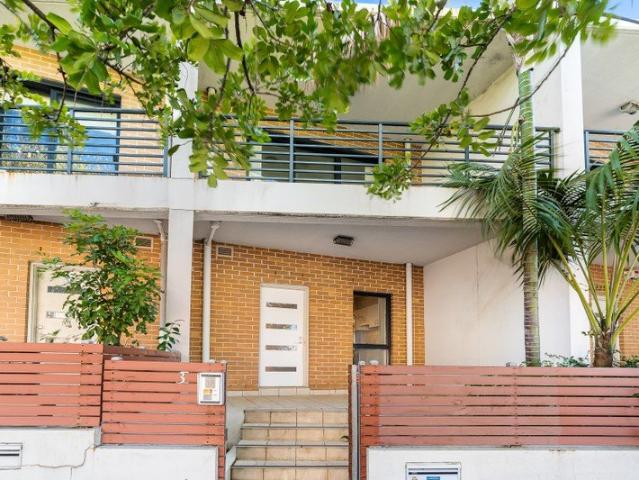 Spacious townhouse with double tandem garage