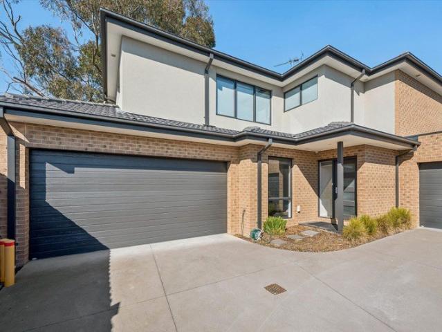 Spacious Townhouse with Multiple Living Areas