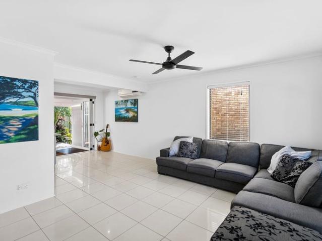 Spacious Townhouse with Pool & Tennis Court