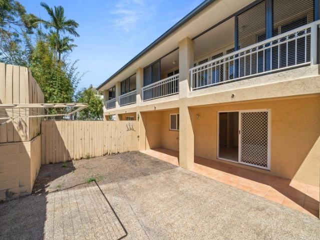 SPACIOUS TOWNHOUSE WITH PRIVATE COURTYARD