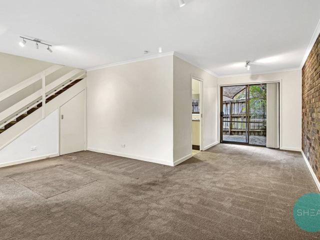 SPACIOUS TOWNHOUSE WITH PRIVATE COURTYARD