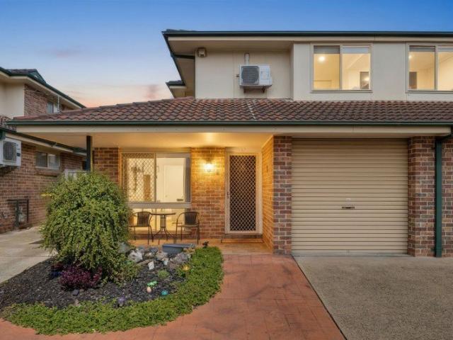 Spacious Townhouse with Private Courtyard in Convenient Riverwood Location