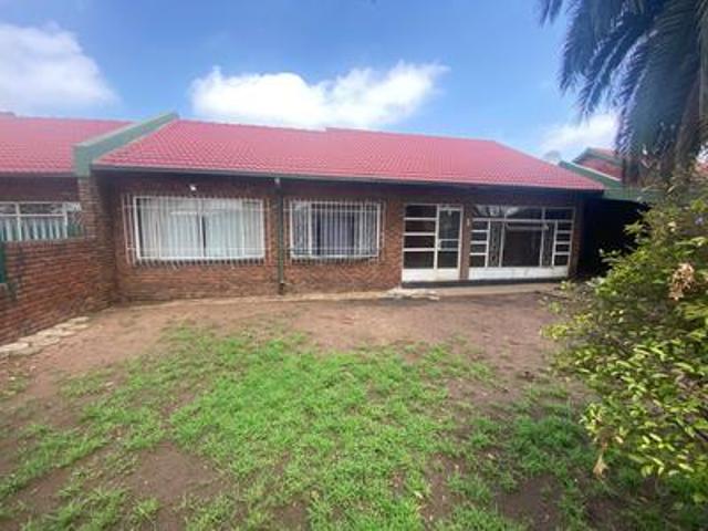 spacious townhouse with private entr.