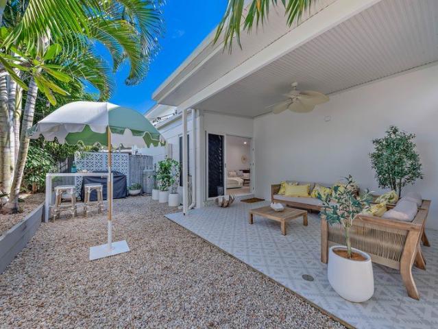 Spacious Townhouse with Quality Coastal Finishes & Tropical Alfresco