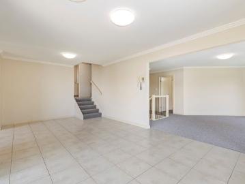 Spacious Townhouse with Second Living Area