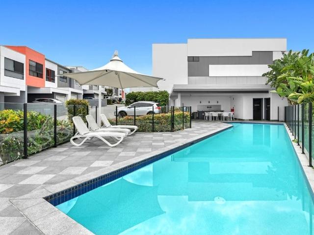 Spacious Townhouse with Spectacular Views of the City and Hinterland