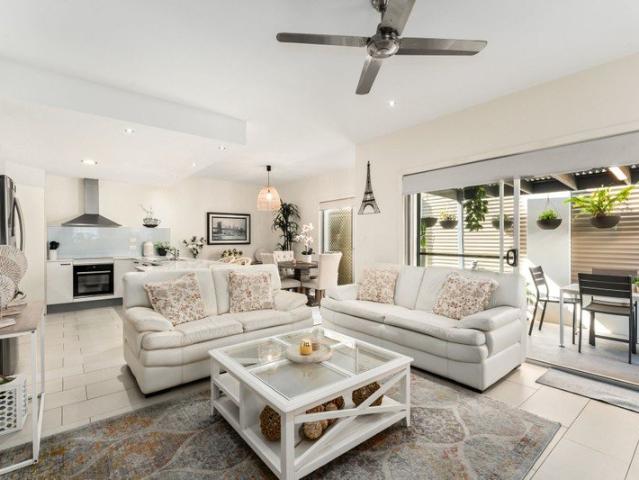 Spacious Townhome Moments from the Broadwater