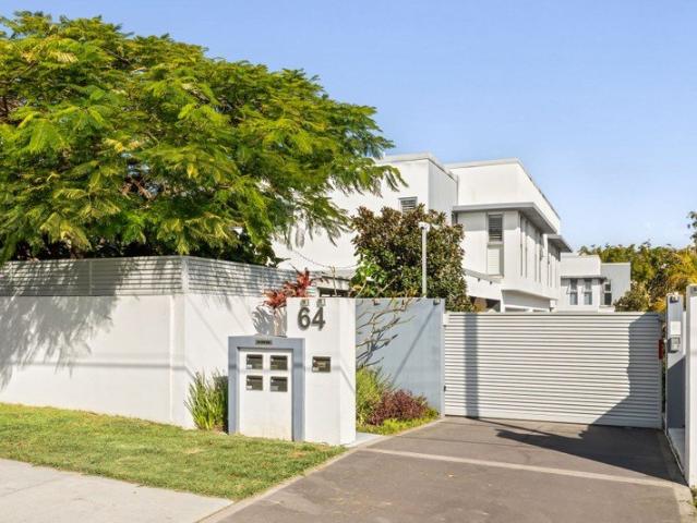 Spacious Townhome Moments from the Broadwater