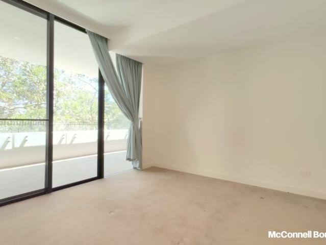 Spacious & Tranquil Apartment with a Leafy Backdrop