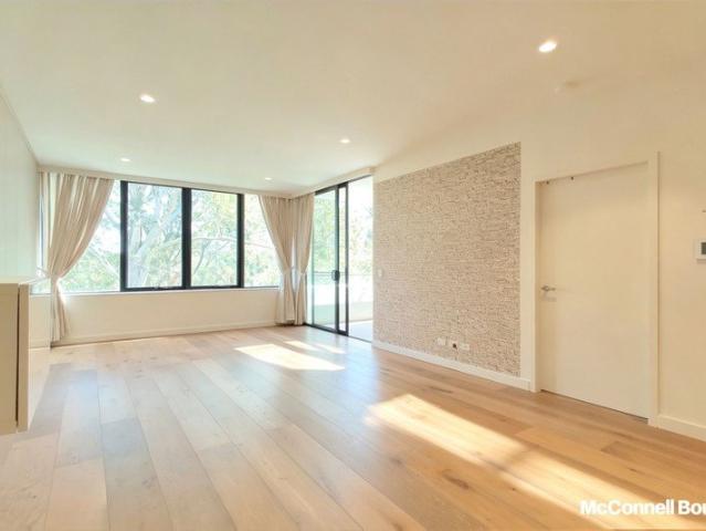Spacious & Tranquil Apartment with a Leafy Backdrop