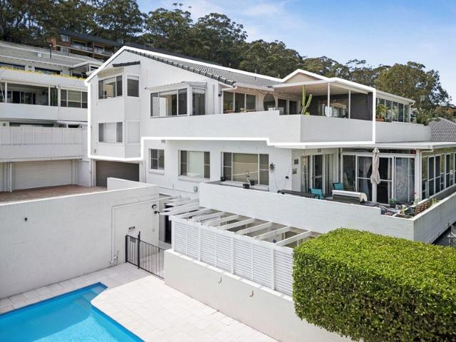 Spacious tri level apartment with water views, welcome to Casa Vista