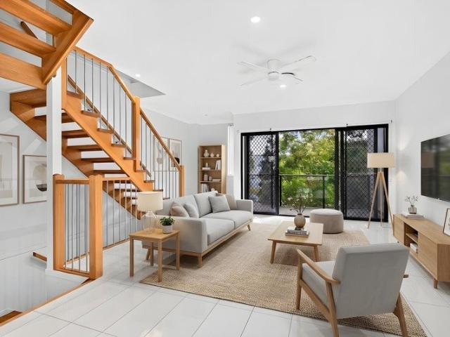 Spacious Tri Level Modern Living in North Lakes