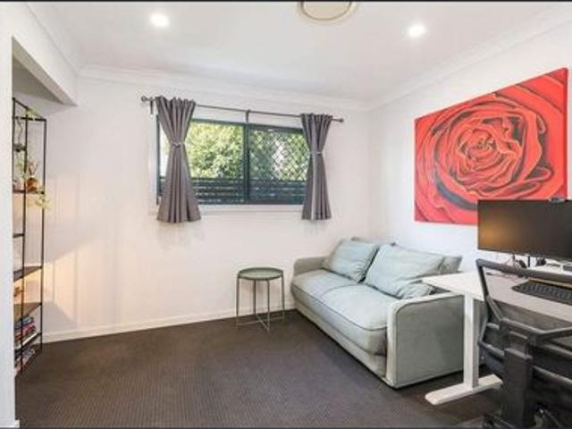 Spacious Tri Level Townhome Just Minutes from Brisbane CBD