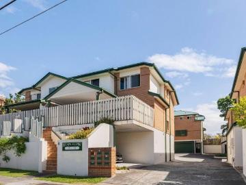 Spacious Tri Level Townhouse with 4 Car Spaces
