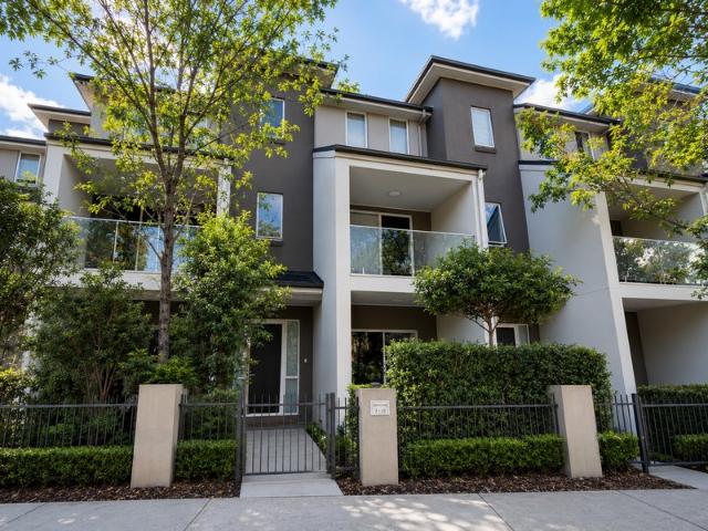 SPACIOUS TRI LEVEL TERRACE IN A PRIME LOCATION!