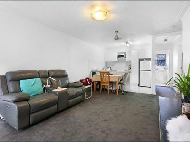 Spacious TwoÃÆ'Ã'Ãâ€'¢€'Bedroom Unit Steps from Australia Fair on Queen Street