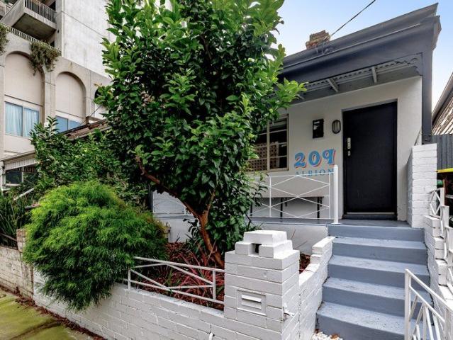 Spacious two bed plus study with an oversized courtyard & flexible loft space