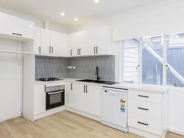 Spacious two bed plus study with an oversized courtyard & flexible loft space