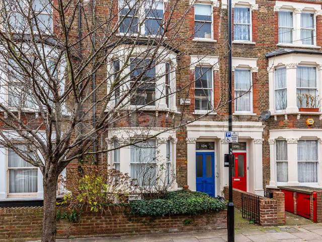 Spacious two bed with a modern kitchen and bathroom mins to tube and shops