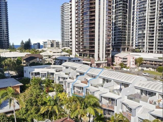Spacious Two Bedroom Two Bathroom Apartment in Mermaid Waters!