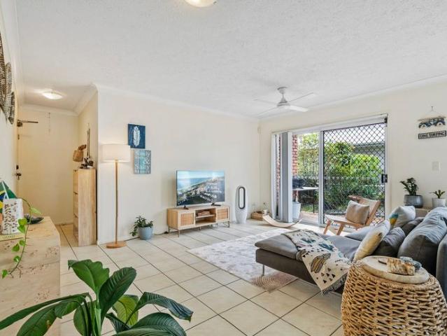 SPACIOUS TWO BEDROOM UNFURNISHED BEACHSIDE UNIT