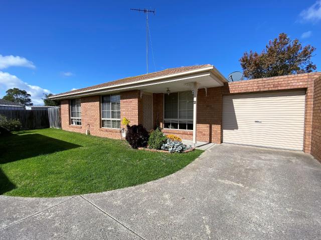 Spacious Two Bedroom Unit Close to Everything