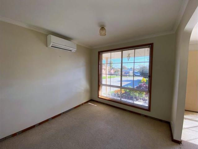 Spacious Two Bedroom Unit Close to Everything