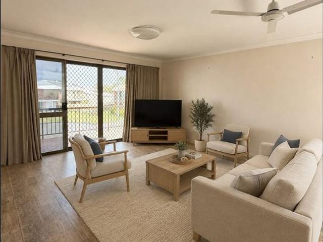 Spacious Two Bedroom Unit Close to the Waterfront