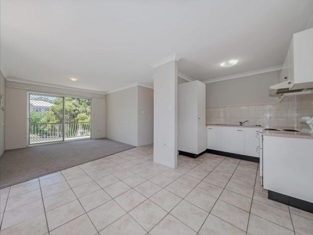 Spacious Two Bedroom Unit in a Convenient Greenslopes Location