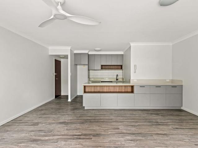 Spacious Two Bedroom Unit in a Quiet Block