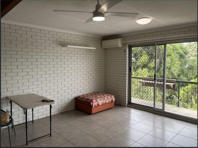Spacious Two Bedroom Unit in Convenient Annerley Location