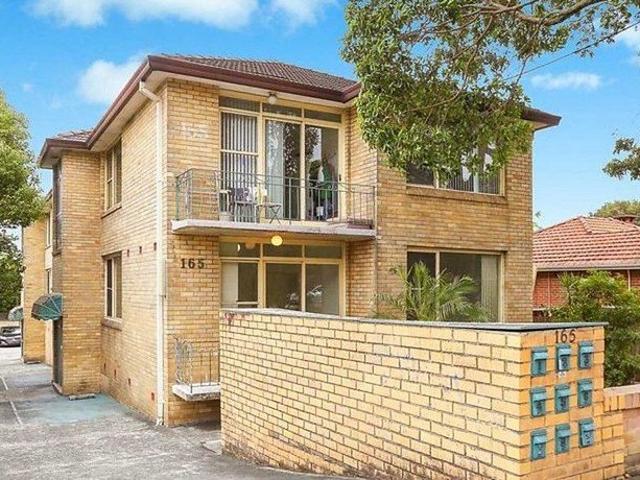Spacious Two Bedroom Unit in Convenient Location